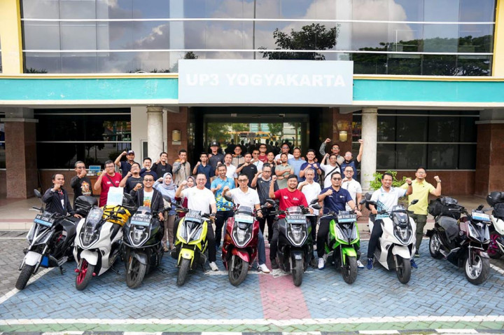AOC Tuntaskan Touring Jakarta–Bali dengan Motor Listrik