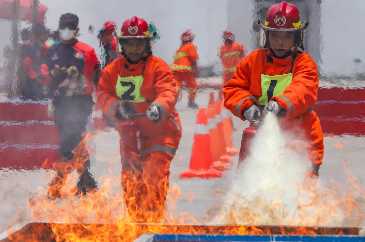 Personel Gulkarmat Adu Ketangkasan di 'Jakarta Fire Safety Challenge'