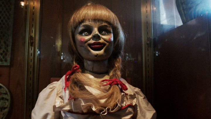 Ngeri! Pemindahan Boneka Mistis Annabelle Dikawal Pastor