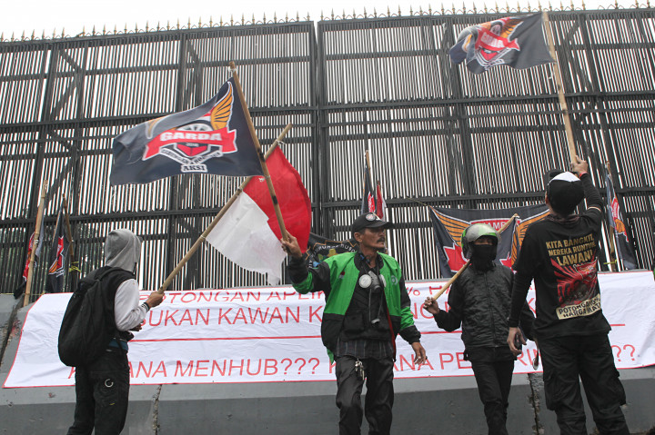 Tuntut Kesejahteraan, Ojol Terobos Hujan Suarakan Aspirasi di Depan Gedung DPR