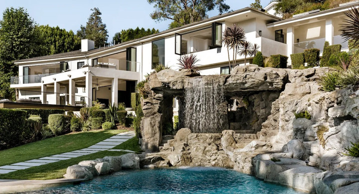 Rumah Bekas Mark Wahlberg Dijual Rp337 Miliar, Punya Bioskop hingga Ring Tinju