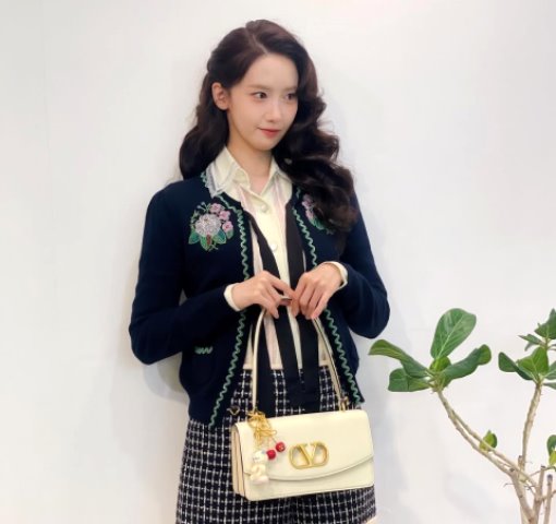 Gaya Yoona SNSD yang menjadi koki di Bon Appétit, Your Majesty manis dan sederhana. (Foto: Dok. Instagram @limyoona__official/@yoona__lim)