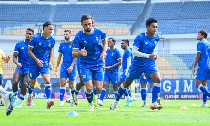 Cara Persib Membagi Fokus di Super League dengan Kompetisi Asia