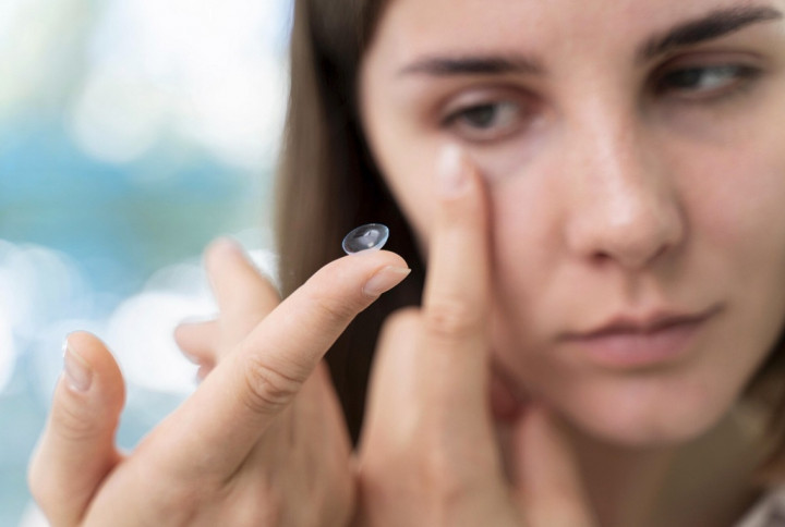 Pakai Softlens Mata Suka Merah, Apakah Berisiko Uveitis?