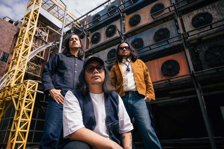 Sindir Pejabat Rakus di Lagu Baru, Kelompok Penerbang Roket Muncul di dekat Stasiun MRT