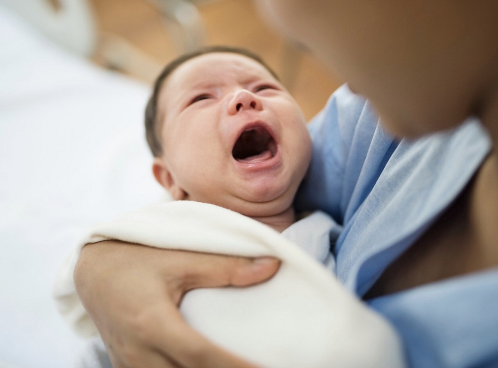 Untuk bayi yang berusia di bawah 3 bulan, demam merupakan tanda yang harus selalu diperiksa oleh tenaga medis. Ilustrasi Freepik