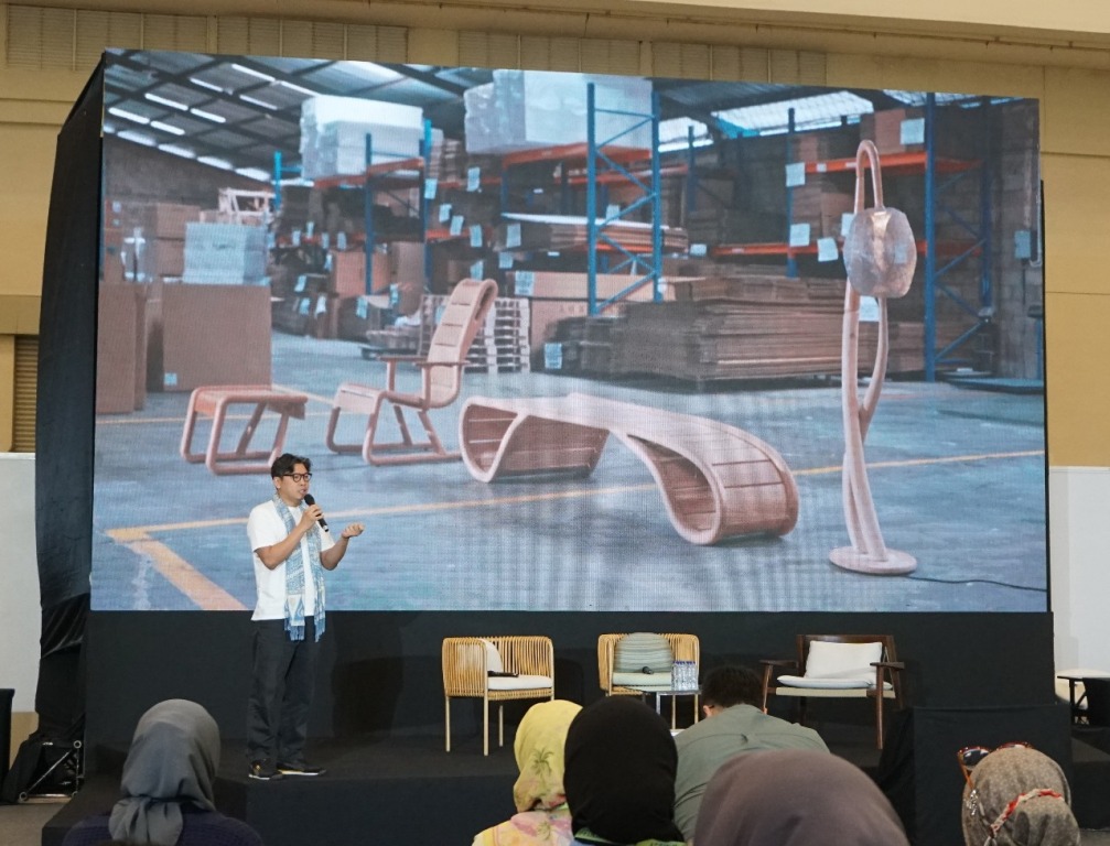 Hendro yang juga Desainer yang dikenal dengan pendekatan berbasis narasi budaya ini, menghadirkan desain yang memadukan material internasional berkelanjutan dengan filosofi lokal. Dok. Ist