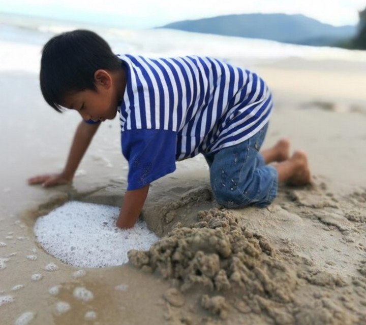 Moms Wajib Tahu Bahaya Lubang Pasir sebelum Berlibur ke Pantai