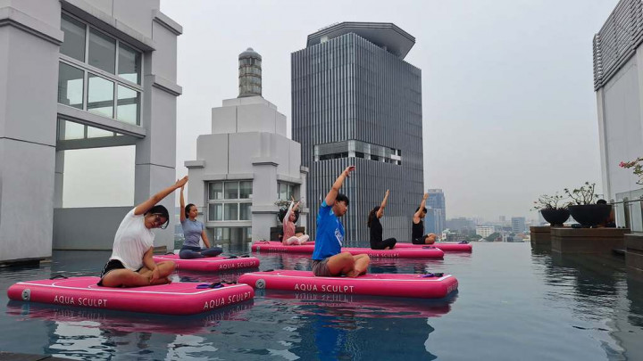 Pertama di Indonesia! Serunya Yoga dan Pilates di Atas Air, Mau Coba?