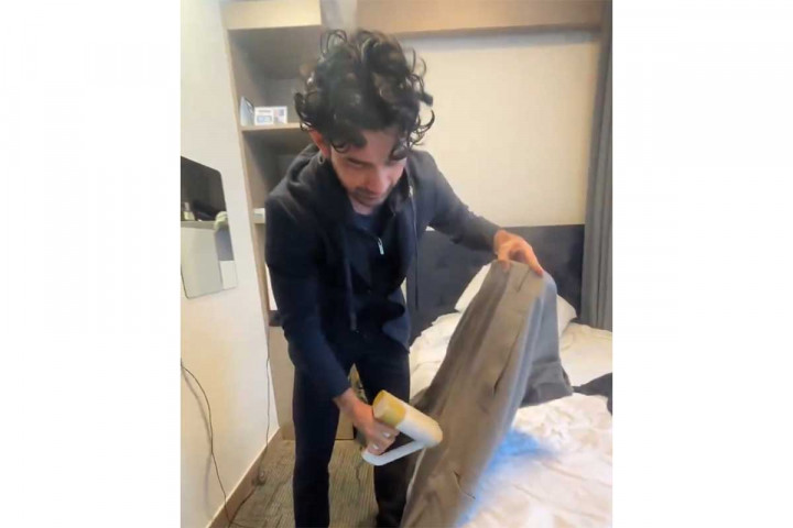 Momen Reza Rahadian Setrika Celana Devano Danendra