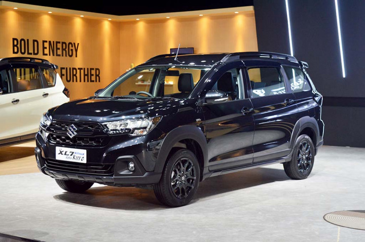 Suzuki New XL7 Hybrid Alpha Kuro Diselimuti 'Hitam'