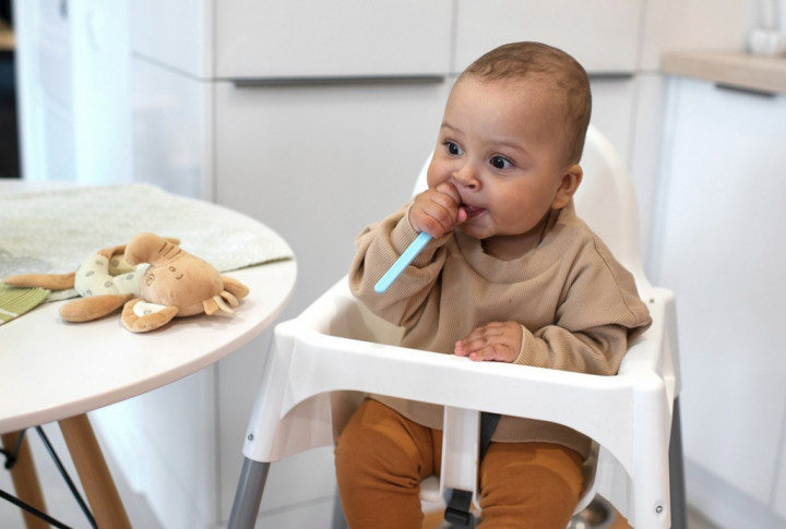 6 Tanda Bayi Siap Menggunakan Alat Makan