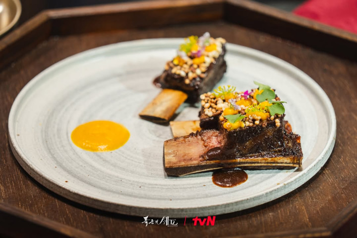 8 Menu Ikonik di Drakor Terbaru YoonA <i>Bon Appetit, Your Majesty</i>