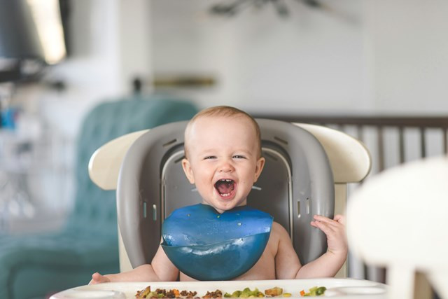   Memperkenalkan alat makan kepada bayi adalah proses bertahap. (Foto: Ilustrasi/Dok. Pexels.com)
