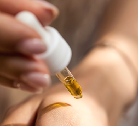 5 Kandungan Skincare yang Paling Baik Digunakan Saat Malam Hari