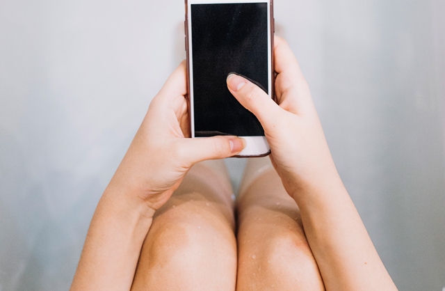 Kebiasaan Sepele, Risiko Fatal: Ini Alasan HP Tak Boleh Masuk Toilet