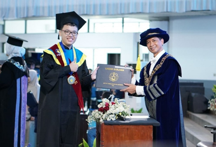Kisah Wisudawan Terbaik ITS Weynard dan Jasmine: Kombinasikan Ketekunan dan Peluang