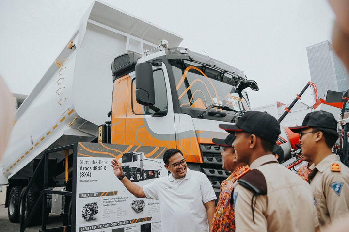 Daimler Ajak Siswa SMK 'Melek' Teknologi Truk