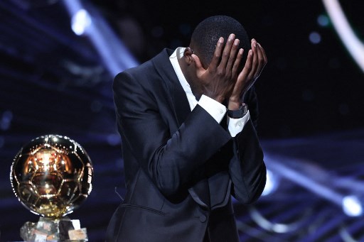 Tak Menyangka jadi Pemenang Ballon d'Or, Dembele Menangis di Atas Panggung
