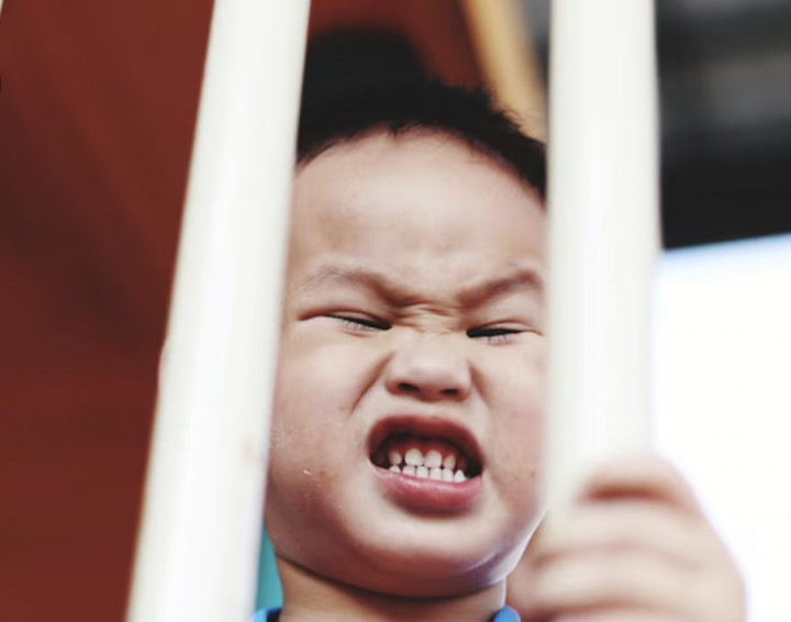 3 Cara Mengatasi Balita yang Memukul Diri Sendiri