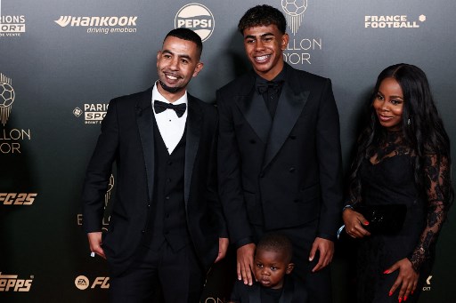 Lamine Yamal foto bareng ayah, ibu dan adiknya. bersama(FRANCK FIFE / AFP)