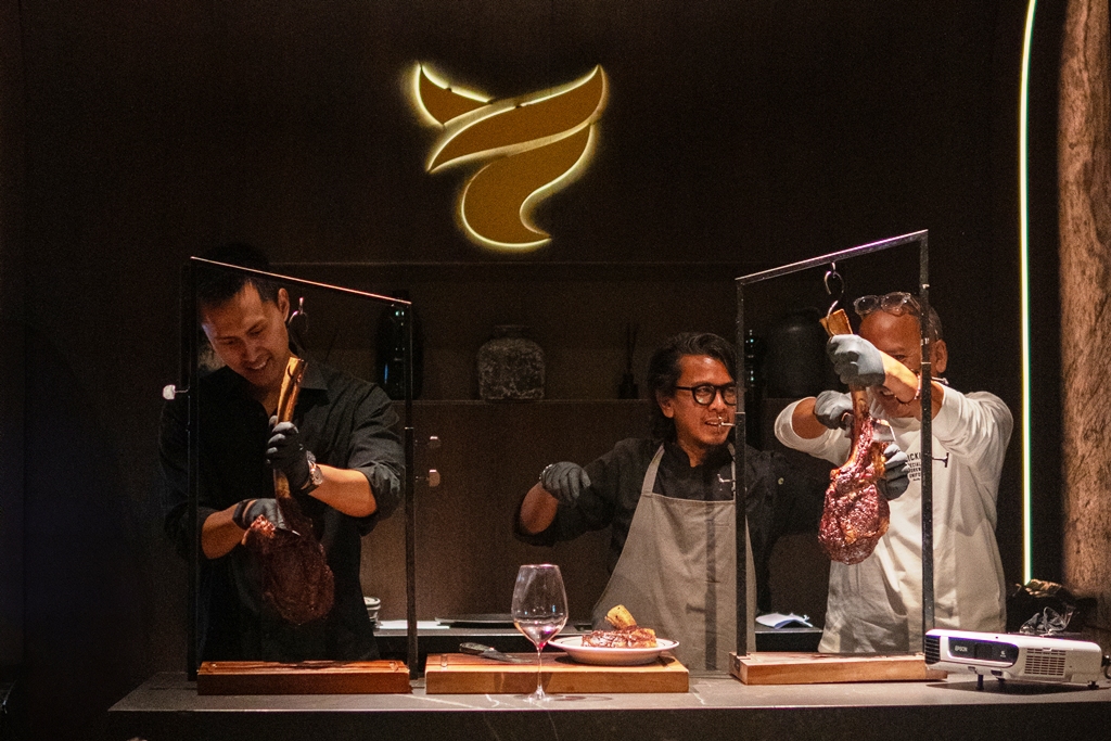 Dimas Ramadhan Pangestu atau Dims The Meatguy (kiri) dan Head Chef Meatguy Steakhouse Bintaro, Yudi (tengah). Dok. Ist