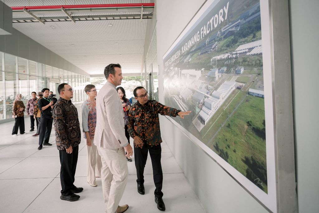 Para tamu VIP berkunjung ke Nestlé Gallery di Pabrik Nestlé Karawang serta melihat langsung fasilitas pabrik, sebagai bagian dari rangkaian peresmian Program Pemagangan GEMILANG pada 17 September 2025. Dok. Ist