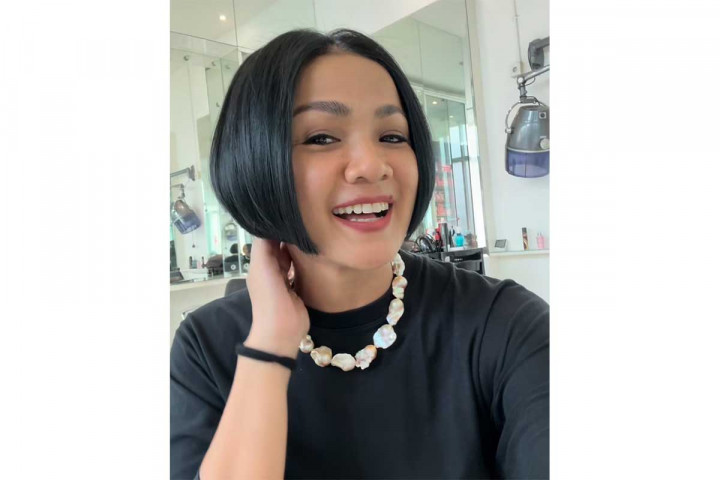Nirina Zubir Donasi Rambut Panjangnya