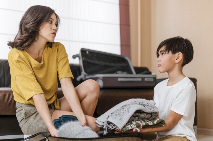 5 Tanda Orang Tua yang Terlalu Protektif, Moms dan Dads Termasuk?