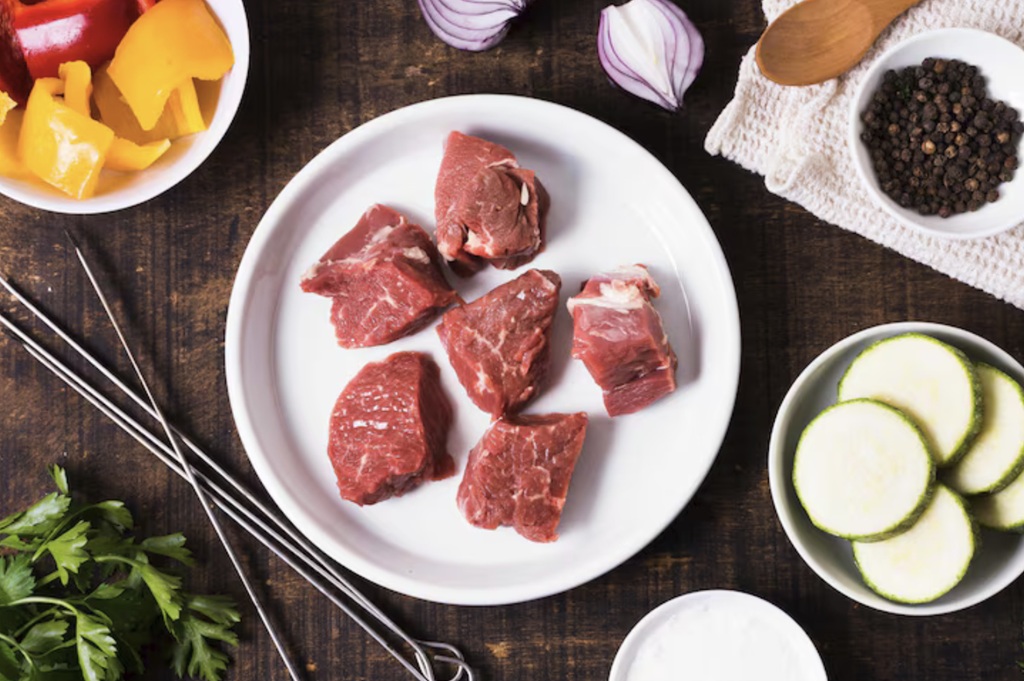 Makanan kaya purin seperti daging atau minuman manis mempercepat proses ini, sementara minum air banyak membantu ginjal membuang kelebihan asam urat. Ilustrasi Freepik