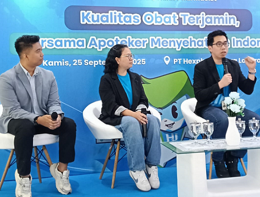 Ki-ka: apt. Rinaldi Nur Ibrahim, apt. Tri Lestari Wahyundari, S.Si, dan apt. Feri, S.Farm dalam peringatan Hari Apoteker Sedunia 2025. (Foto: Yuni)