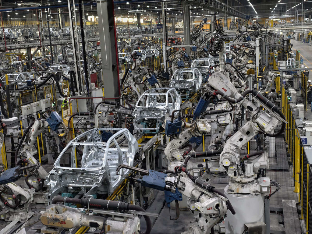 Proses produksi di area mobil listrik menggunakan robot (Foto: Medcom/Syahrul Ramadhan) 