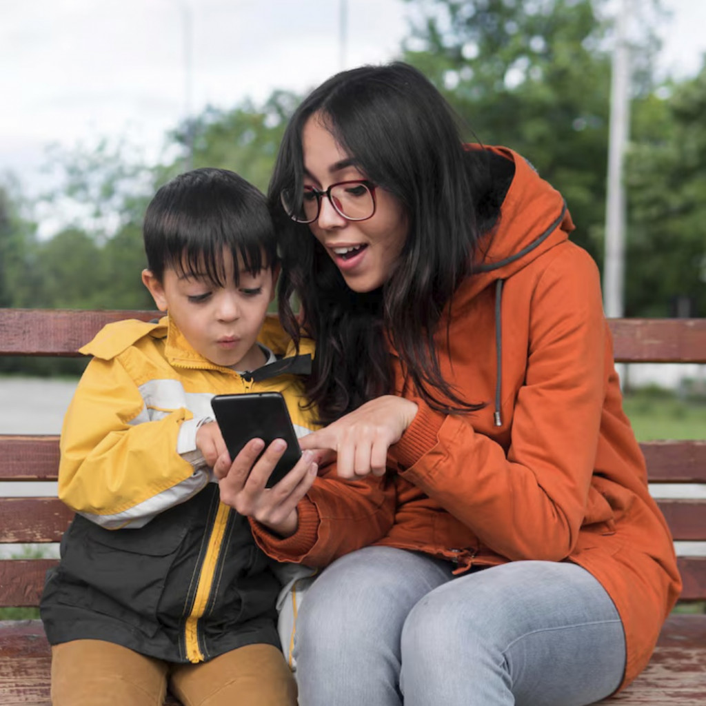 Media sosial sering menjadi pemicu utama FOMO pada anak-anak karena platform, seperti Instagram atau TikTok. Ilustrasi Freepik