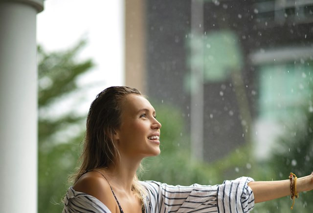 6 Kesalahan Perawatan Kulit yang Biasa Dilakukan Saat Musim Hujan