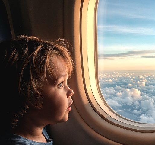 Trik 'Viral' untuk Atasi Nyeri Telinga Anak di Pesawat, Tetapi Apakah Aman?