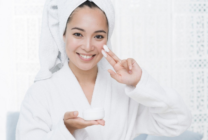 7 Rekomendasi Produk Skincare ERHA Terbaik