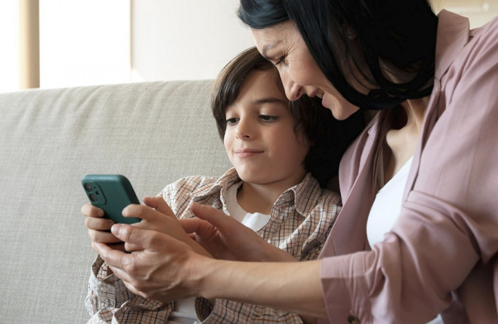 5 Tips Menormalisasi Rasa Ketinggalan agar Anak Tidak FOMO