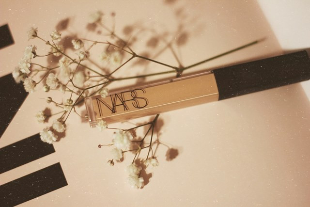 Apa Bedanya Concealer dan Foundation?