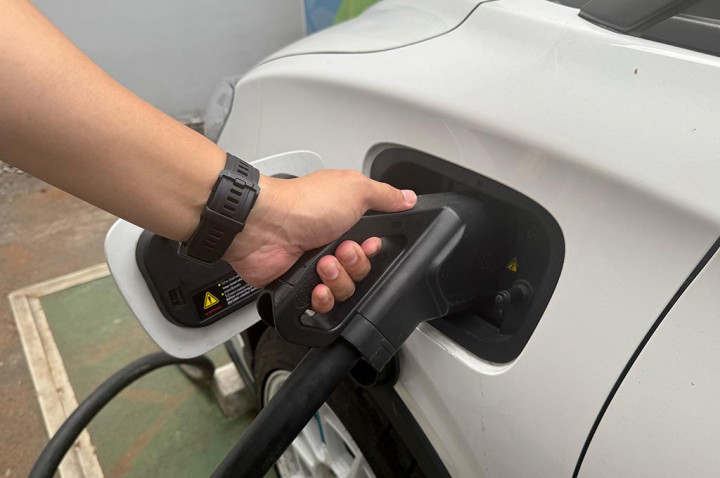 Charger Gun Tersangkut Di Mobil Listrik! Jangan Panik, Ini Solusinya