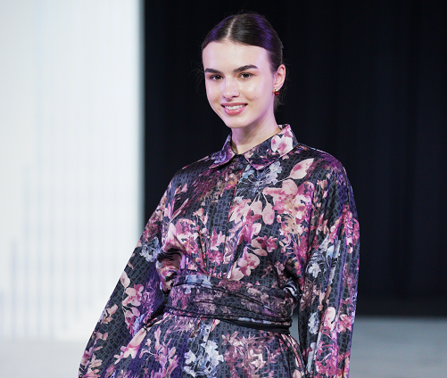 Keindahan Bunga Viola pada Koleksi Benang Jarum di Fashion Nation XIX