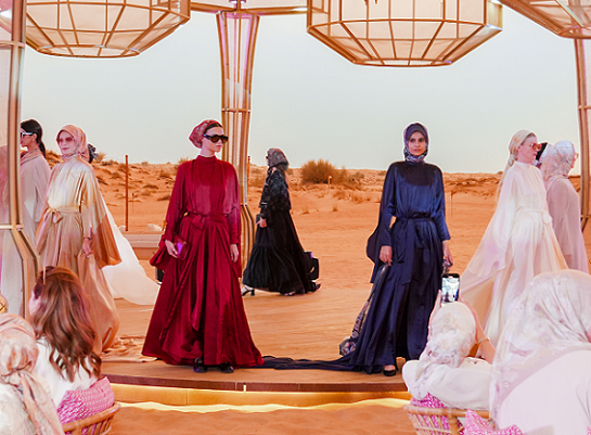 Fashion show Buttonscarves di tengah gurun pasir, Dubai. (Foto: Dok. Buttonscarves)