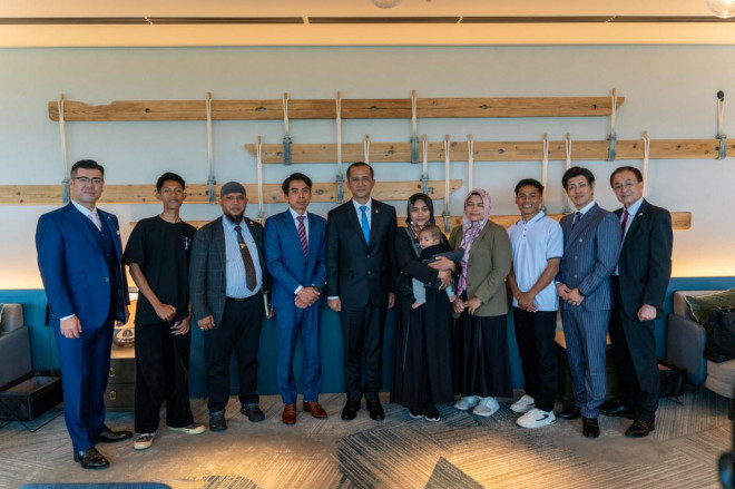 Menteri Transmigrasi, M. Iftitah Sulaiman Suryanagara bertemu dengan sejumlah pekerja migran Indonesia asal kawasan transmigrasi di Osaka, Jepang. Foto: Metro TV/Livia Ramadanti