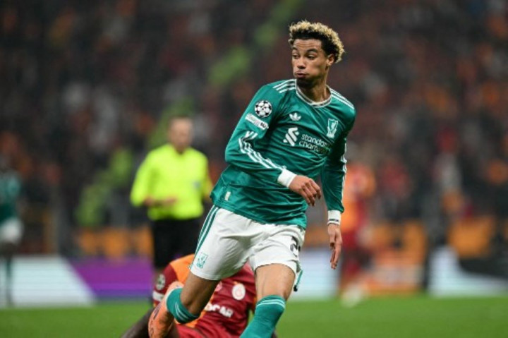 Hugo Ekitike tak Masalah Bermain dengan Alexander Isak