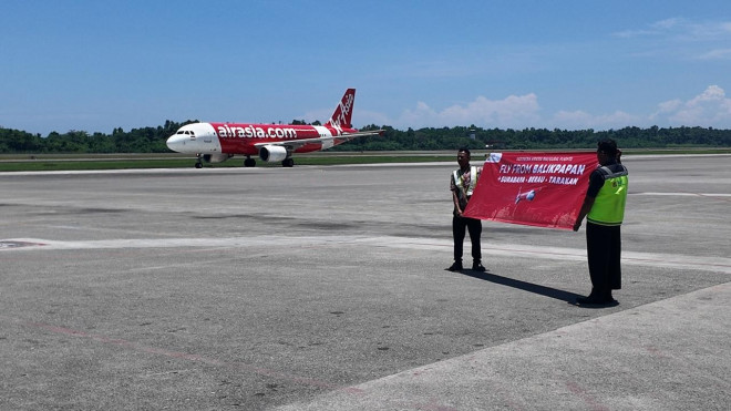 Indonesia AirAsia meresmikan penerbangan perdana Surabaya–Tarakan melalui Balikpapan (Foto: Dok. Indonesia AirAsia)
