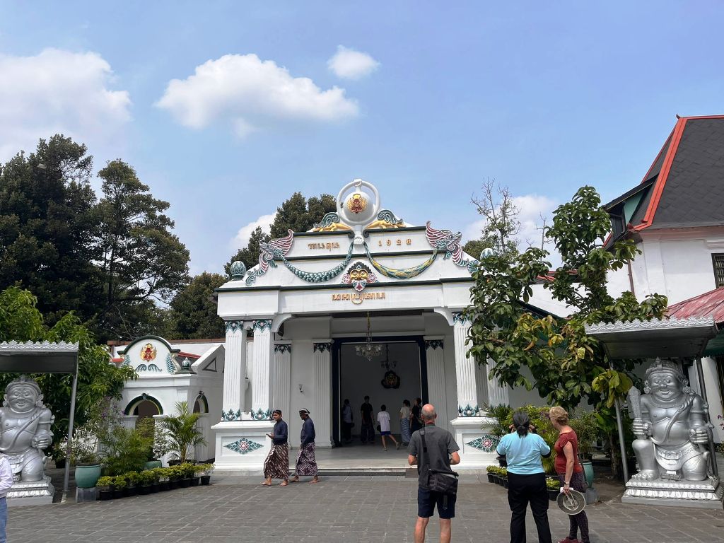 Saat berkunjung ke Keraton Yogyakarta, kamu harus tahu penggunaan batik larangan. Dok. A. Firdaus/Medcom 