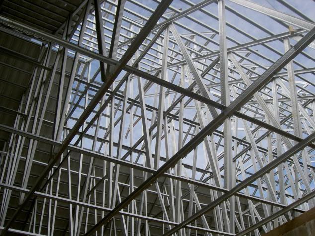 Genteng Tanah Liat Pakai Rangka Atap Baja Ringan, Apakah Aman dan Kuat?