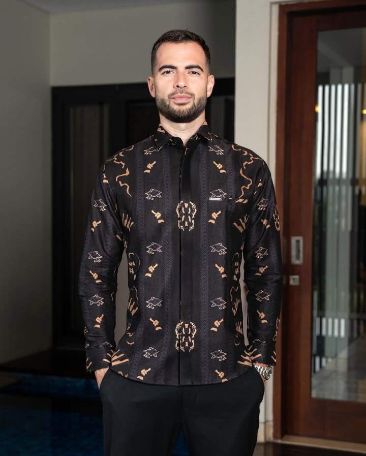 Jordi Amat Rayakan Hari Batik Nasional, Tampil Gagah dengan Tiga Motif Batik Berbeda