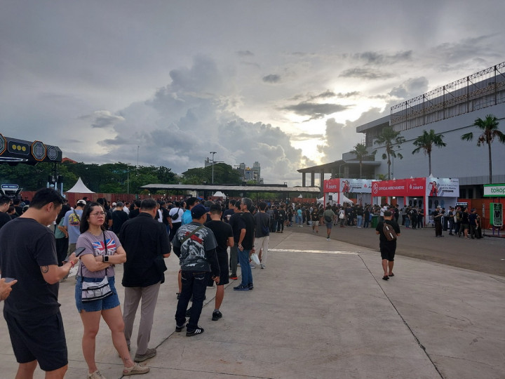 Antusiasme Penggemar Sambut Konser Foo Fighters di Jakarta, Rela Antre Panjang Demi Merchandise