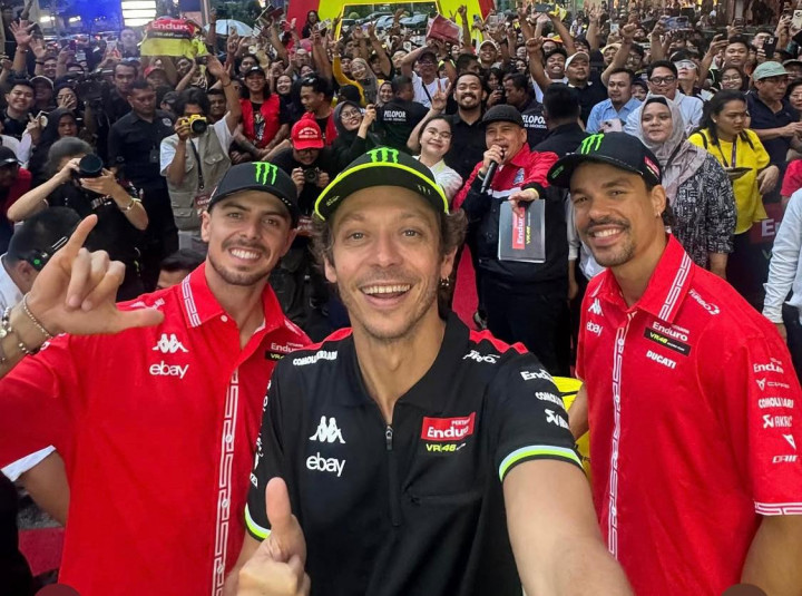 Bukan Marquez, Rossi Sebut Lorenzo Rival Terberat di MotoGP