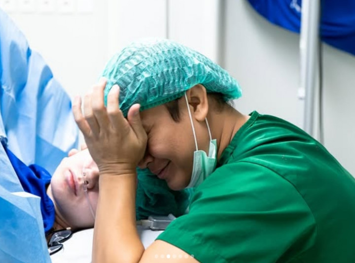 Billy Syahputra Emosional Lihat Perjuangan Istri Lahirkan Anak Pertama